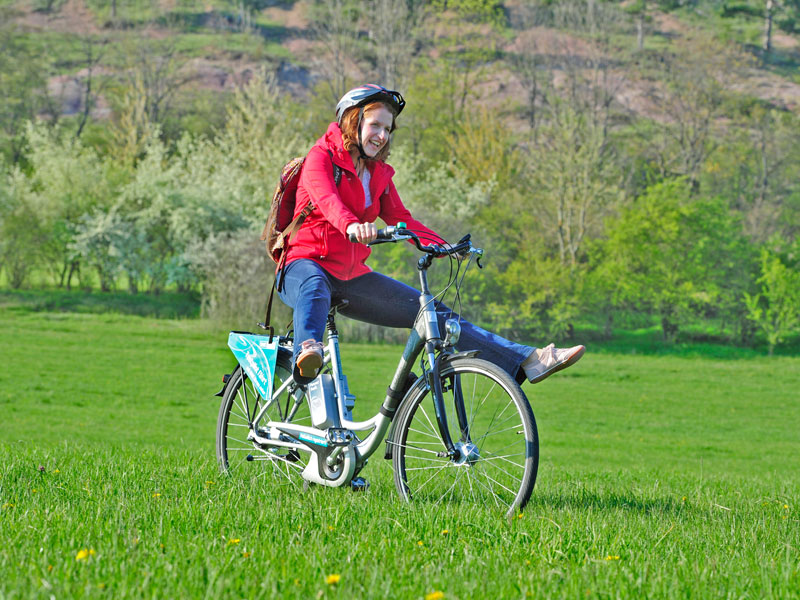 Frau die ein E-Bike fährt