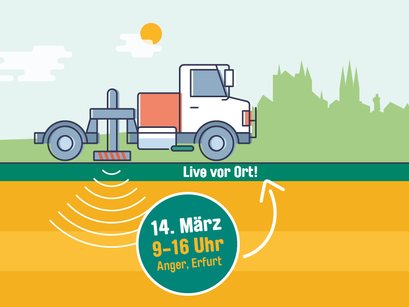 Eine Frau am DJ-Pult mit einem Boxenturm neben sich.