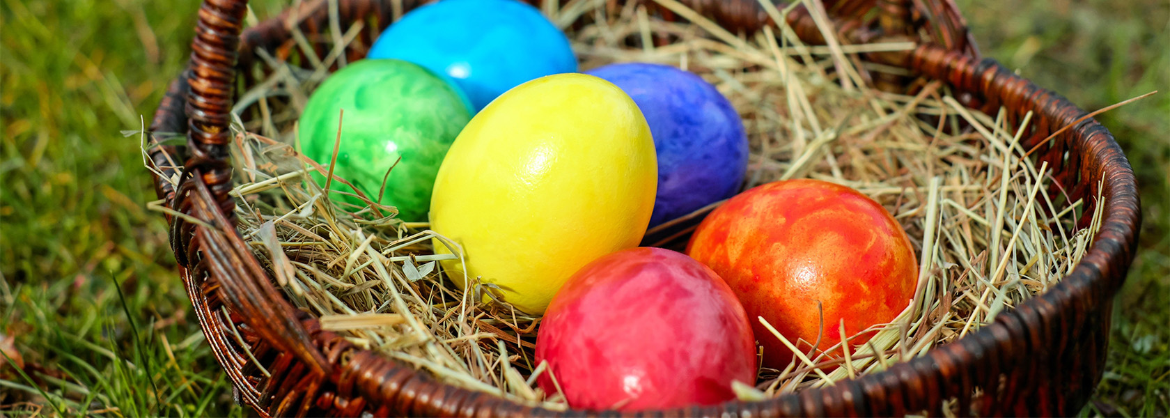 Ein mit Stroh gef&uuml;llter Korb und Ostereiern darin