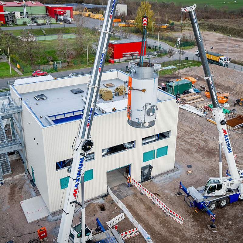 Einbringen des Elektrodenkessels über eine Dachöffnung in das Technikgebäude