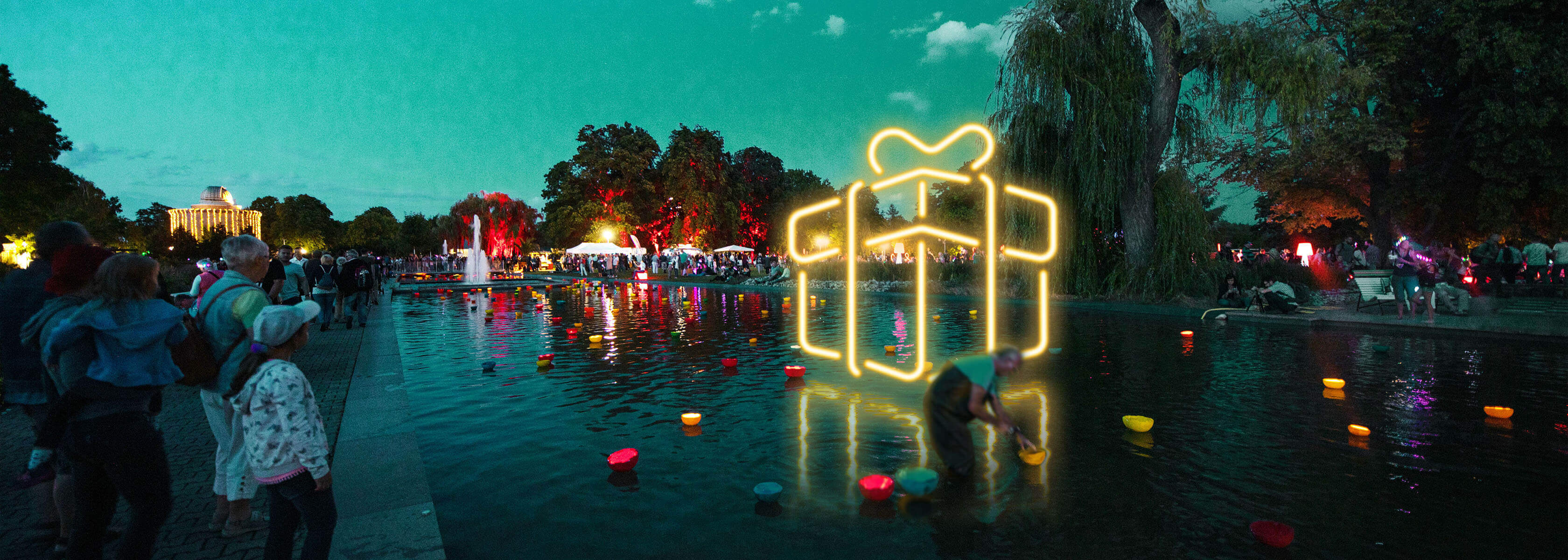 Header Vorteilswelt Egapark am Abend mit einem leuchtenden Geschenk auf dem Wasser