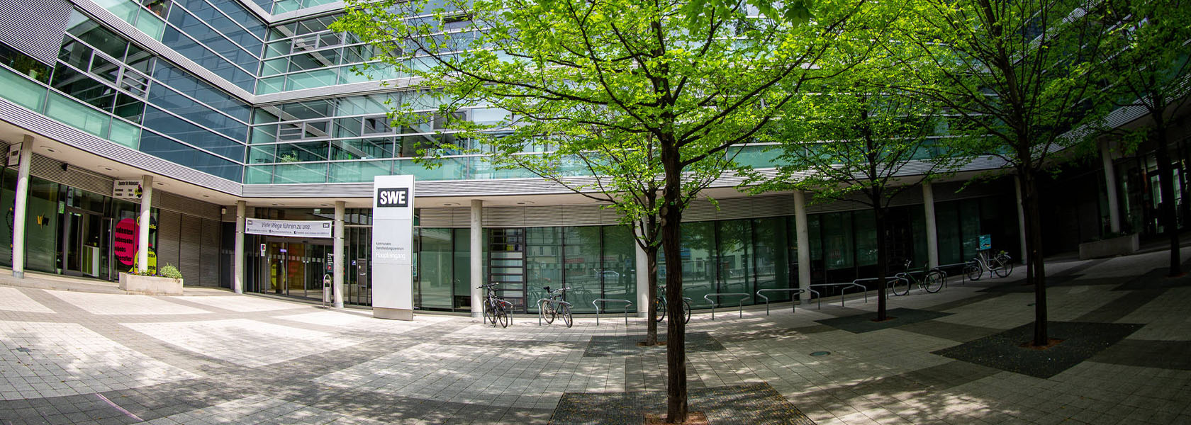 Header Kundenzentrum frontal Frontansicht des kommunalen Dienstleistungszentrum in der Magdeburger Allee 34