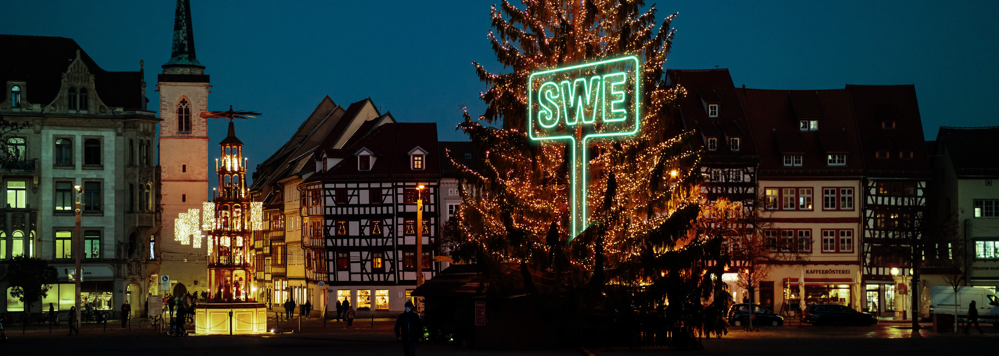 Weihnachtsmarkt in Erfurt mit SWE Logo in Neon darüber