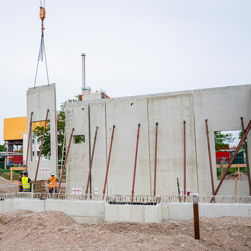 Eine Betonwand auf dem Fundament