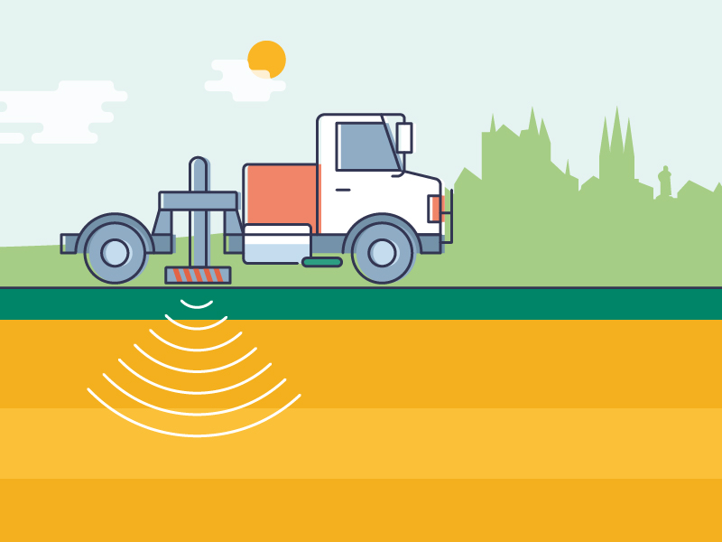 Eine Frau am DJ-Pult mit einem Boxenturm neben sich.