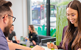 Mitarbeiter der SWE Energie mit einer Kundin im Kundenzentrum Express.