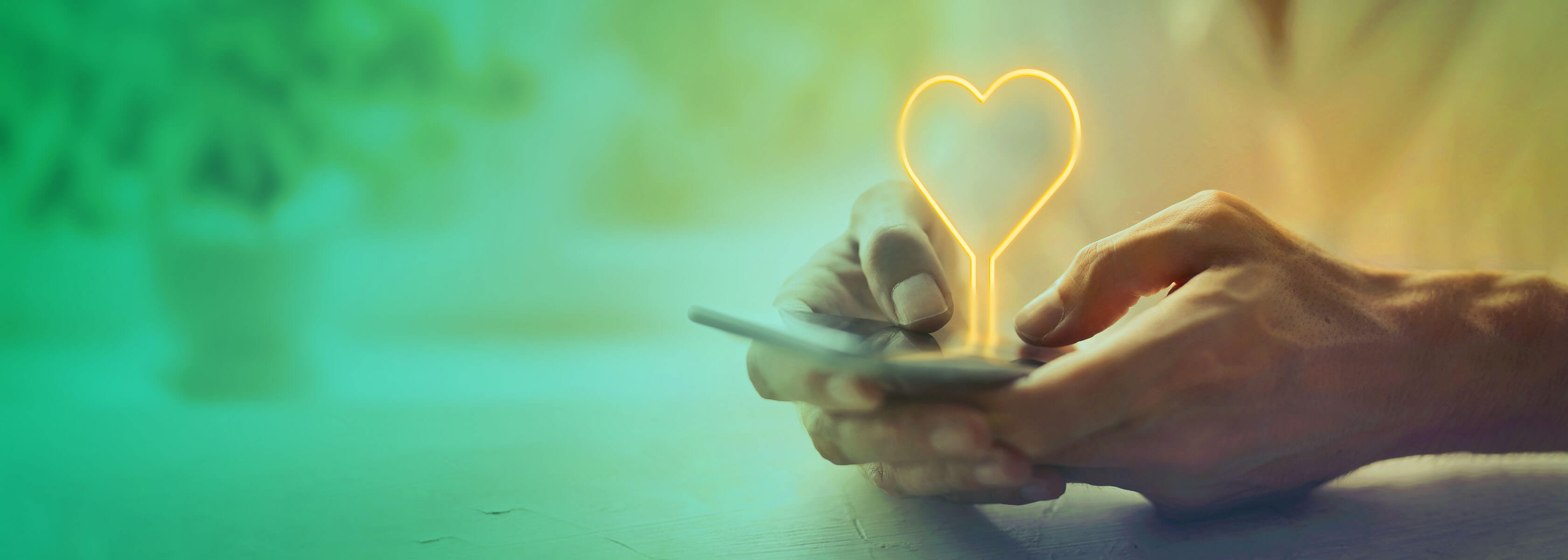 Self Service Portal der SWE Energie Hände mit Smartphone in der Hand