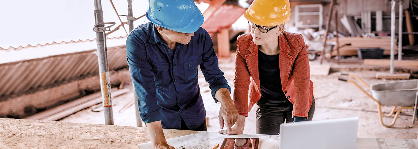 Header Bauherrenservice Headerbild mit zwei Personen auf einer Baustelle