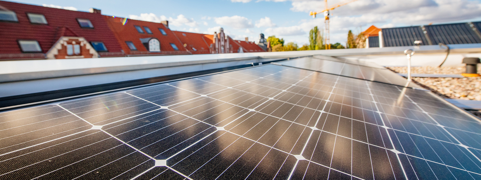 Mieterstrom Eine Solaranlage auf dem Dach eines Wohnhauses