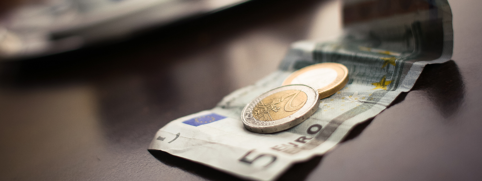 Preisinformationen 5-Euro Schein mit zwei Münzen