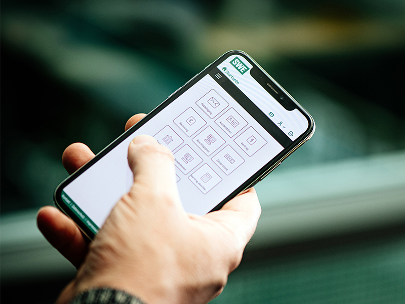 Eine Hand mit Smartphone