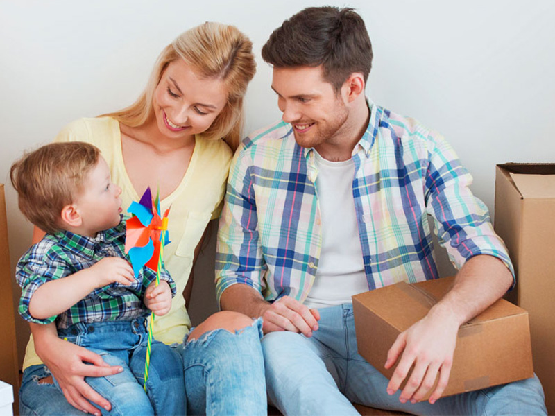 Familie mit Kind beim Umzug