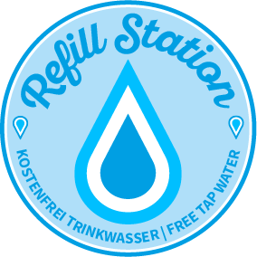 Refill Stations für kostenfreies Trinkwasser Logo der Refill Stationen mit Tropfen in der Mitte