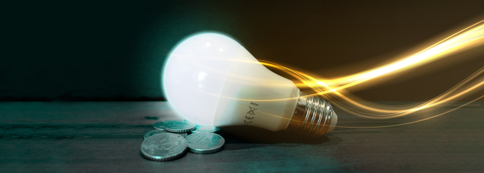 Geld- und Energiesparen Eine leuchtende Glühbirne umgeben von Münzen
