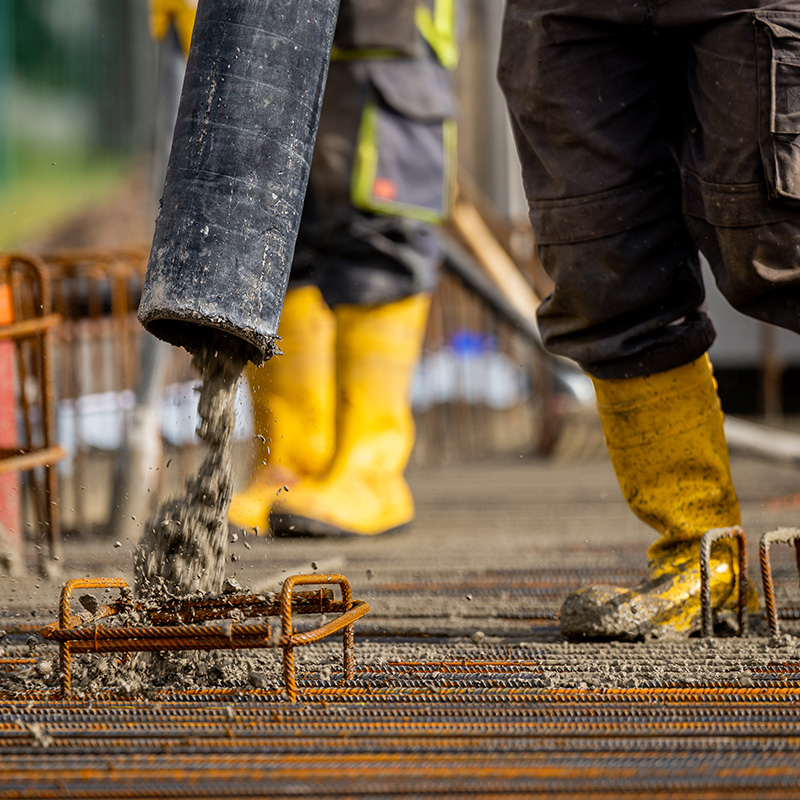 Beton wird in ein Gitter gegossen